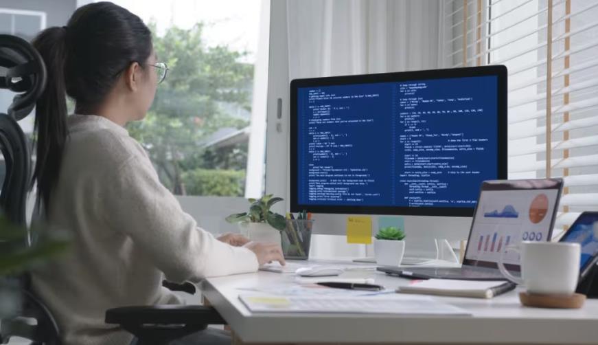 启东市软件开发公司实战建议：网站赋能，为何必须接入支持机器人？